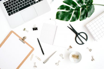 Bureau met laptop notebook flatlay